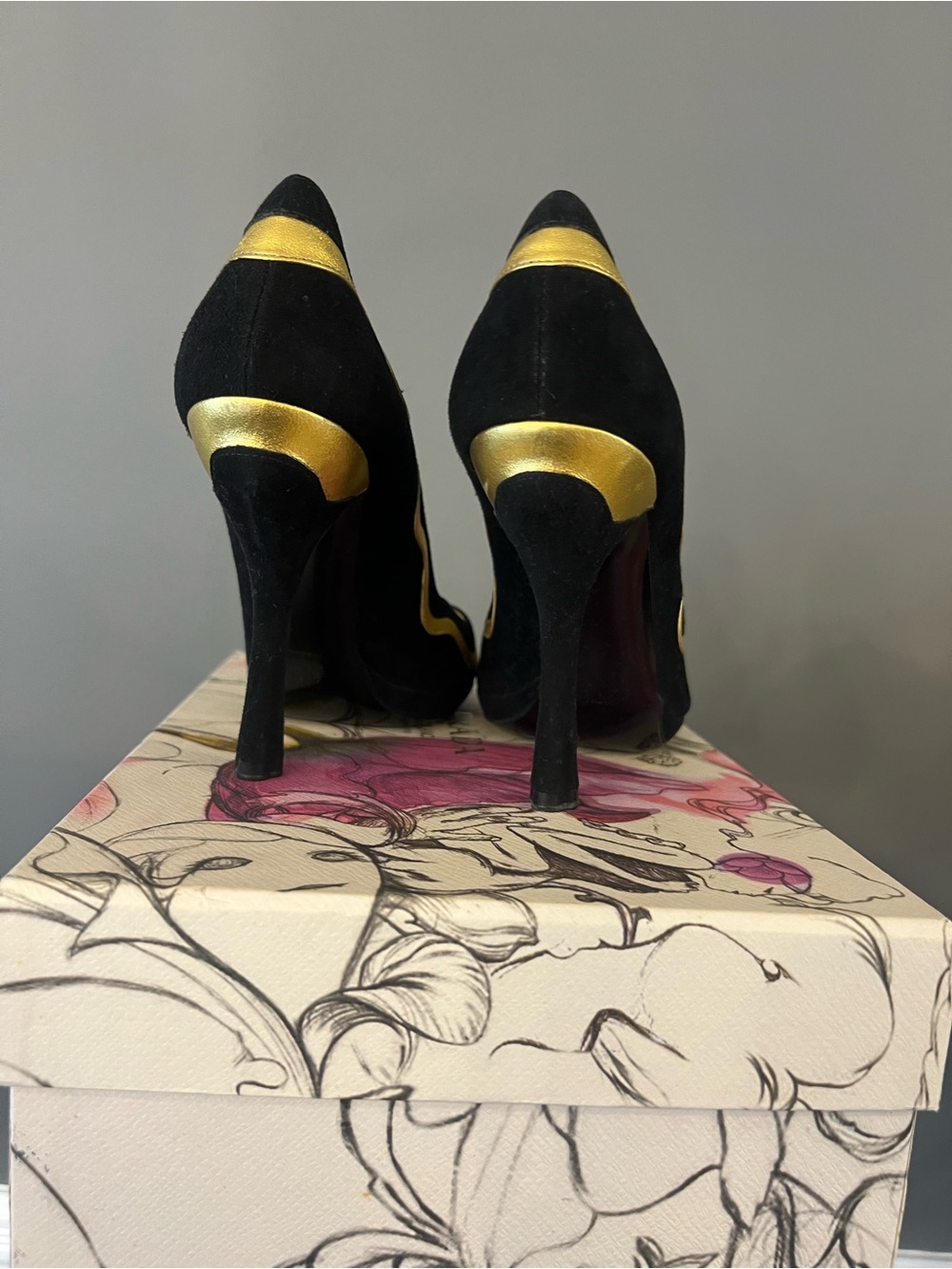 Prada Black and Gold Scalloped High Heel Pump - Picture 2 of 9